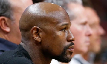 Мејведер по една деценија се враќа во рингот