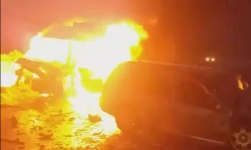 Опожарено возило „ленд ровер“ во Струмица, пожарот се проширил и на други возила