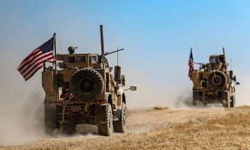 Американските сили започнаа со повлекување од нивната најголема база во Сирија