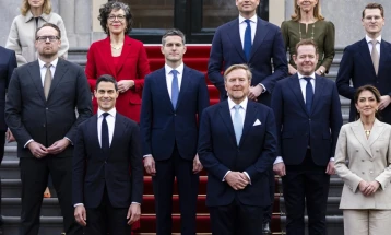 Владата на холандскиот премиер Јетен стапи на должност