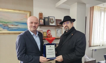 Директорот на КИЦ Софија му врачи плакета на градоначалникот на Новаци за поддршката на македонската култура во странство