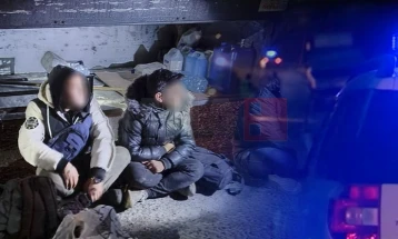 Gjenden gjashtë emigrantë në një veturë në autostradën Shkup-Kumanovë, arrestohet shoferi 