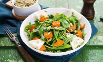 Sallatë me kungull të pjekur dhe rukola