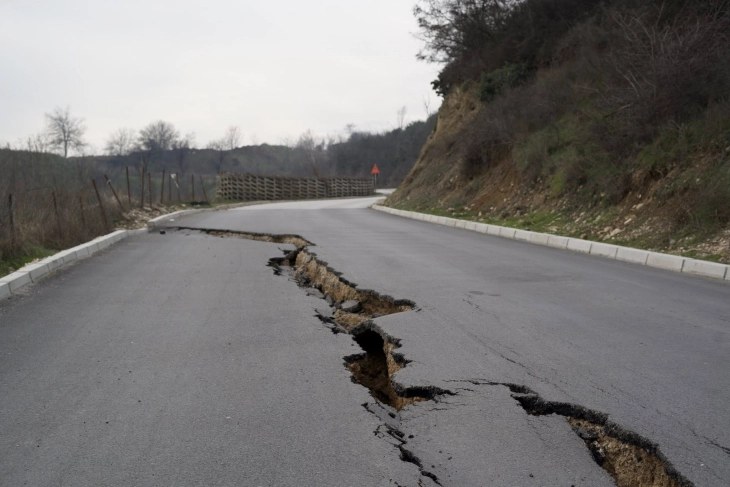 Стаменкоска-Трајкоска: Затворен за сообраќај патот кон Теферич, се работи на изнаоѓање решение за трајна санација на оштетувањето