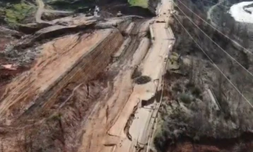 Блокадата на патот Либражд - Прењас ја парализираше границата со Македонија, триесетина камиони заглавени на Ќафасан