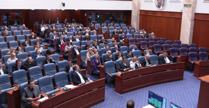 Kuvendi e përcaktoi nevojën për miratimin e pakos së ligjeve për uljen e pagave të zyrtarëve