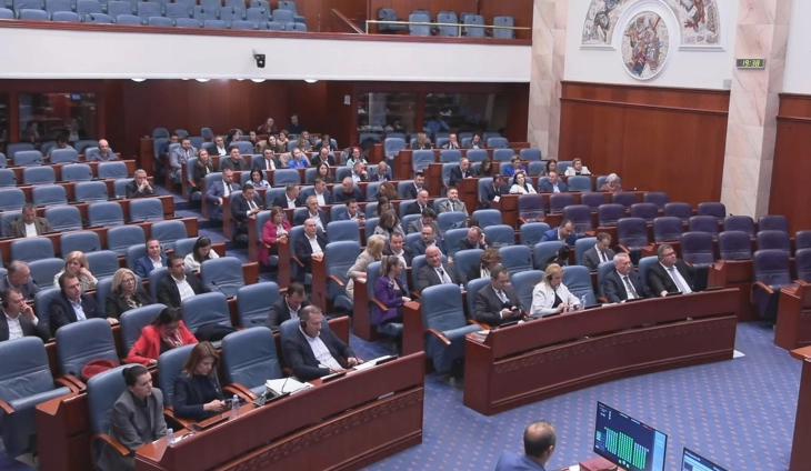 Kuvendi i miratoi ligjet me të cilat ulen pagat e deputetëve dhe të personave të zgjedhur dhe të emëruar