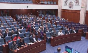 Kuvendi i miratoi ligjet me të cilat ulen pagat e deputetëve dhe të personave të zgjedhur dhe të emëruar