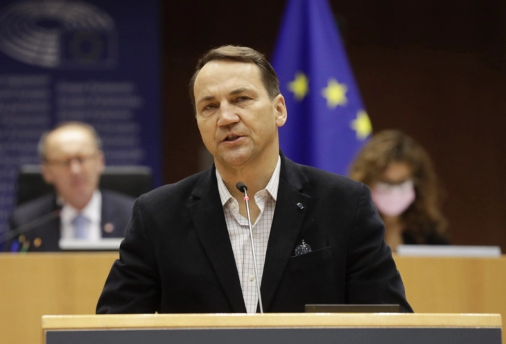 Sikorski: Mbrojtja nga agresioni i mundshëm rus do të kushtonte 1,2 bilionë euro