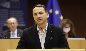 Sikorski: Mbrojtja nga agresioni i mundshëm rus do të kushtonte 1,2 bilionë euro