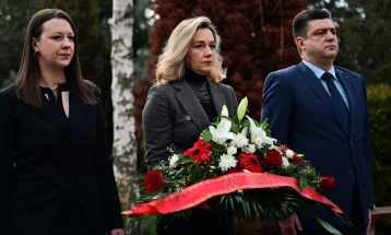 СДСМ оддаде почит и положи цвеќе на почивалиштето на претседателот Борис Трајковски