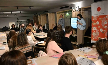 Амбасадата на Јапонија организираше работилница за оригами со проф. Јошио Којама