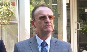 Kryetari i ASh-së, Arben Taravari, dorëzon padinë për shpifje kundër Izet Mexhitit