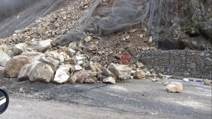 Затворена обиколницата на Битола поради свлечиште, сообраќајот се пренасочува