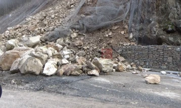 Затворена обиколницата на Битола поради свлечиште, сообраќајот се пренасочува