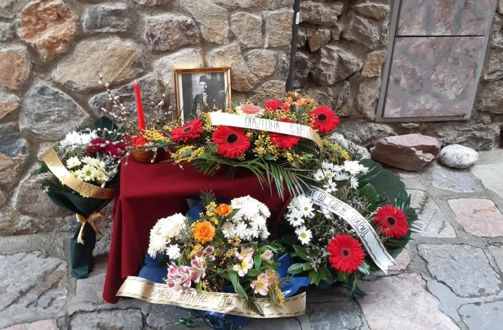 Цвеќе пред спомен-плочата на гемиџијата Марко Бошнаков во Охрид за 118-годишнината од неговата смрт