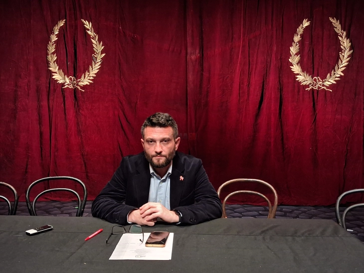 Во Битолскиот театар пронајдена и претставена 100 години стара оригинална театарска завеса