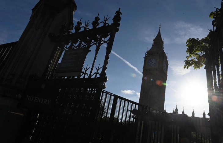 Велика Британија истражува дали Епстин користел воздухопловни бази за трговија со девојки