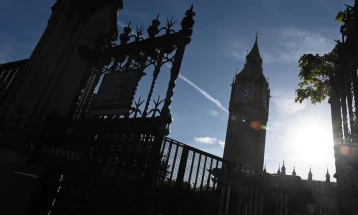 Велика Британија истражува дали Епстин користел воздухопловни бази за трговија со девојки