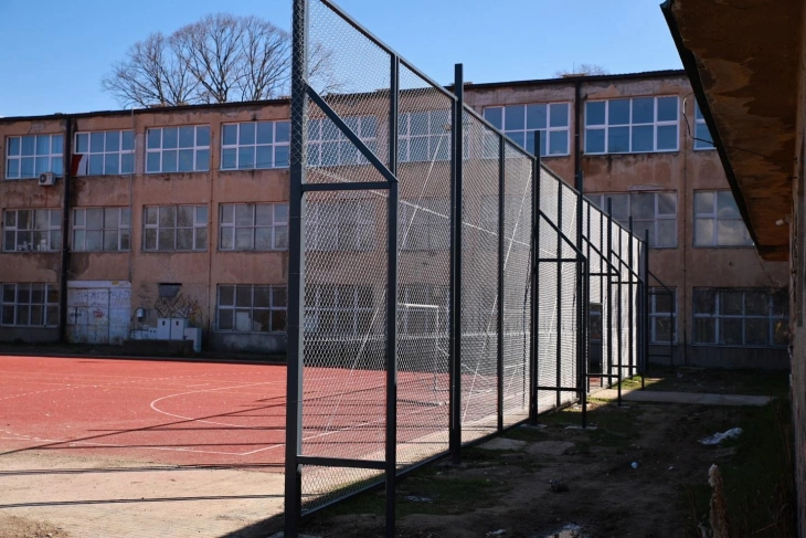 Поставена е нова заштитна ограда околу спортските терени на велешката Гимназија „Кочо Рацин“