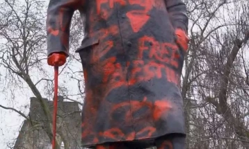 Во Лондон уапсен маж, кој го вандализирал споменикот на Винстон Черчил