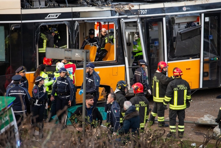 Најмалку двајца загинати откако трамвај излета од шини во Милано