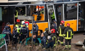 Најмалку двајца загинати откако трамвај излета од шини во Милано
