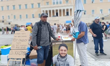 Грчкото обвинителство одобри ексхумација на телото на загинат во железничката несреќа, чиј таткото штрајкува со глад пред Парламентот