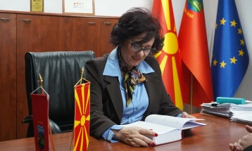 Градоначалничката Стаменкоска-Трајкоска доби примерок од првиот Македонски етимолошки речник од авторот Цветановски, жител на Кисела Вода