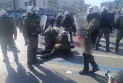 (Фото и видео) „Не беше несреќа, беше убиство“: Судир на демонстрантите во Атина со полицијата, употребен солзавец