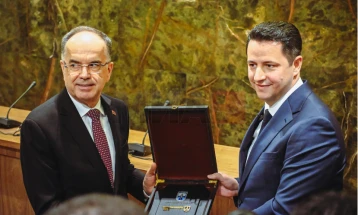 Valbon Limani i dhuron 