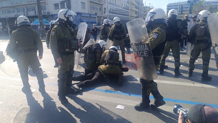 На вчерашниот протест во Атина за тригодишнината од железничката несреќа приведени 200 лица, од кои 19 се уапсени