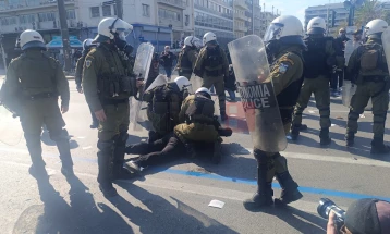 На вчерашниот протест во Атина за тригодишнината од железничката несреќа приведени 200 лица, од кои 19 се уапсени