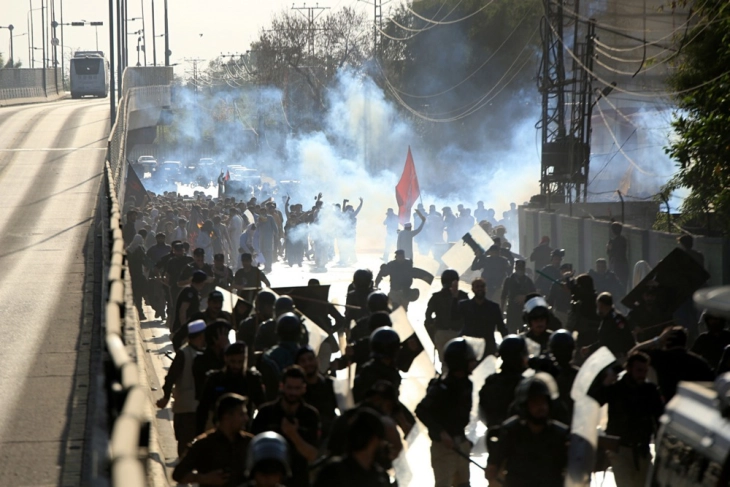 Најмалку 34 лица убиени, повеќе од 200 повредени во судирите меѓу демонстрантите и безбедносните сили во Карачи и северен Пакистан поради нападите врз Иран