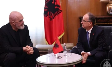 Премиерот Рама на претседателот Бегај му ги достави предлозите за промени во владата