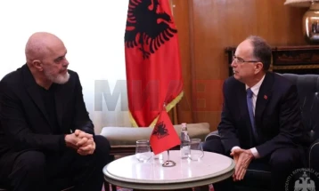 Kryeministri Rama i dorëzoi presidentit Begaj propozimet për ndryshime në qeveri