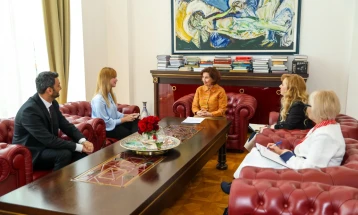 Средба на претседателката Сиљановска-Давкова со претставници на Фондацијата Роми за Европа и Ромскиот образовен фонд