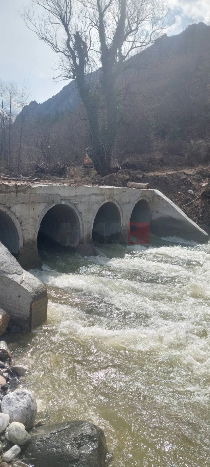 Граѓани се организираат за тампонирање на пат кон Тиквешко Езеро 