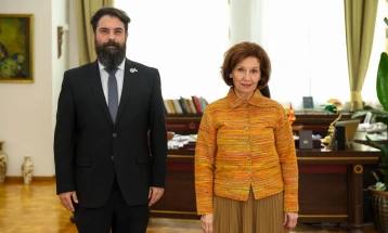 Средба на Сиљановска-Давкова со Илија Каров, претседател на Кинолошкиот клуб  „Македонско овчарско куче – Караман”