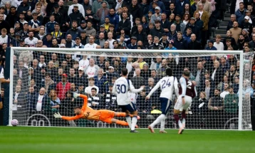 На повеќето играчи на Тотенхем ќе им бидат преполовени платите ако испаднат од Премиер лигата