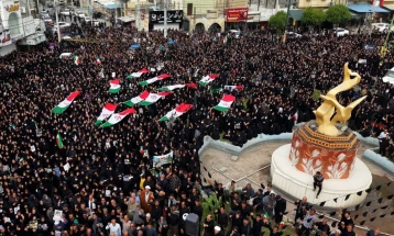 Илјадници луѓе на масовниот погреб на девојчињата убиени во американско-израелскиот напад врз Иран 