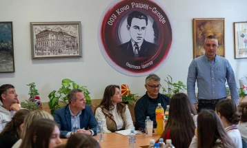 Ученици дискутираа за дебелината со градоначалникот и советници во Општина Центар