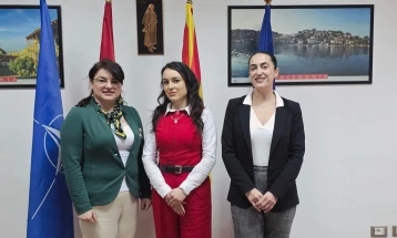 В.Д. амбасадорката, Стојмировска на средба со Мукоска, новата лекторка по македонски јазик при Универзитетот во Тирана 