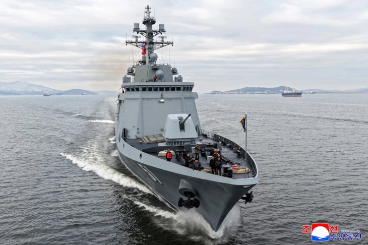 Ким Џонг - ун пловеше на новиот севернокорејски разурнувач