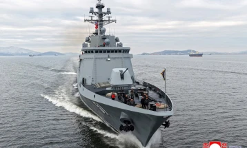 Ким Џонг - ун пловеше на новиот севернокорејски разурнувач