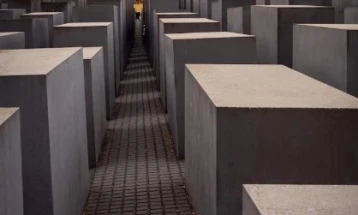 Сириец осуден на 13 години затвор за напад врз турист во Споменикот на холокаустот во Берлин