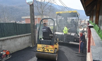 Општина Дебар продолжува со зафати за подобра патна инфраструктура, во завршна фаза асфалтирањето на патот во Долно Косоврасти