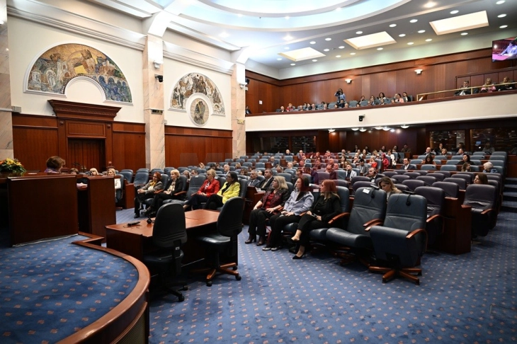 Deputetët në seancë me rastin e 8 Marsit: Institucionet ta bëjnë punën e tyre, ndërsa Kuvendi ka përgjegjësi të barabartë
