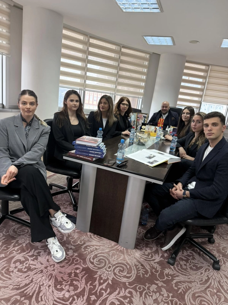 Десетици граѓани на првиот отворен ден кај претседателот на Уставниот суд Костадиновски