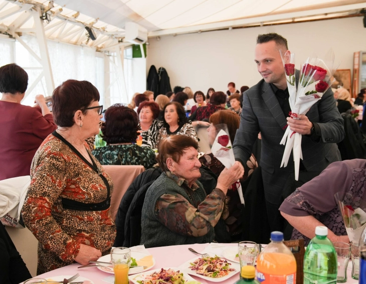 Градоначалникот Митовски им го честиташе 8 Март на највозрасните паланчанки